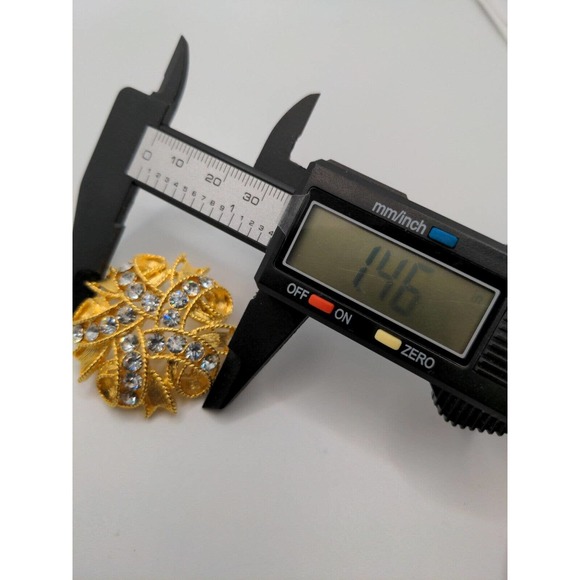 Vintage MJENT Gold Tone Wreath Style Circle Brooch With Clear White Crystal - Picture 9 of 9